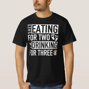 Camiseta Ela está comendo por dois. Eu estou Bebendo por tr