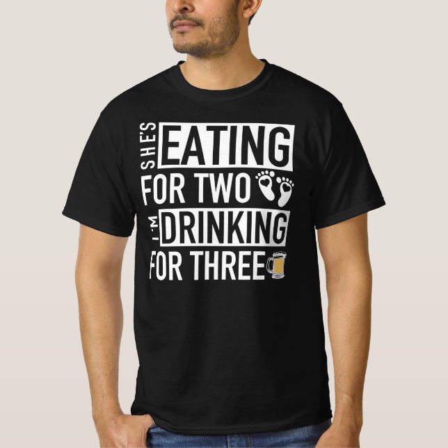 Camiseta Ela está comendo por dois. Eu estou Bebendo por tr (Frente)