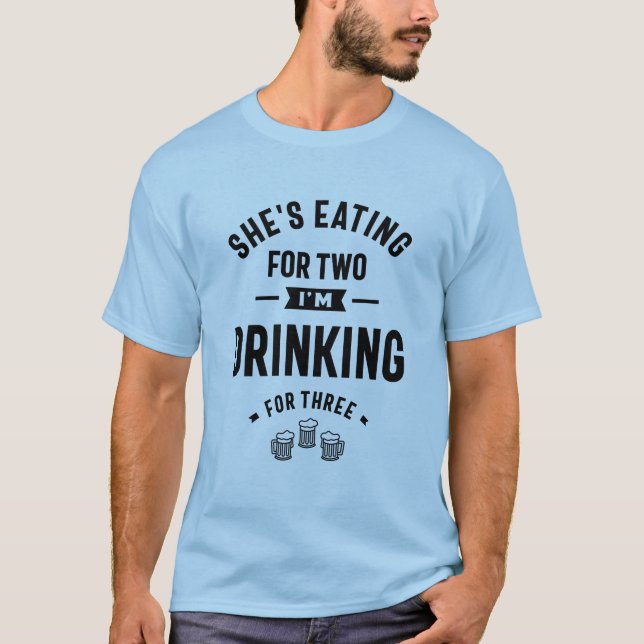 Camiseta Ela está comendo por dois. Eu estou Bebendo por tr (Frente)