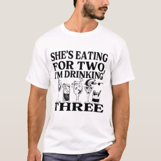 Camiseta Ela está comendo por dois, eu estou Bebendo por tr