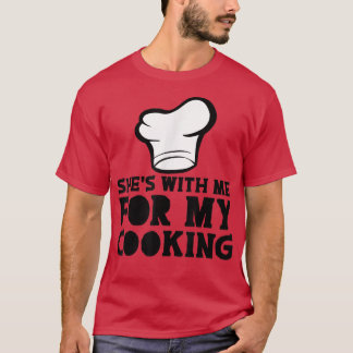 Camiseta Ela Está Comigo Para O Meu Cozinhar