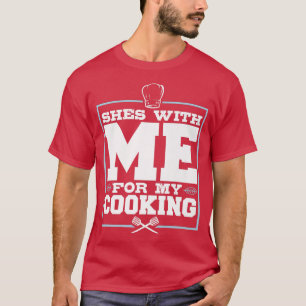 Camiseta Ela está comigo pelo meu Cozinhar, Chef Engraçado