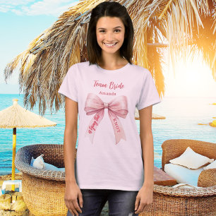 Camiseta Ela está dando o nó laço rosa Time da Noiva