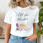 Camiseta Ela está fora do mercado Chá de Bebê no Mercado do<br><div class="desc">Apresentamos nossa encantadora coleção de chá de panela "Ela está fora do mercado"! Este delicioso conjunto apresenta um tema divertido de feira de agricultores, perfeito para celebrar a noiva. Com ilustrações caprichosas de frutas, vinho e comida, juntamente com um design aconchegante de piquenique, este conjunto define o tom para uma...</div>