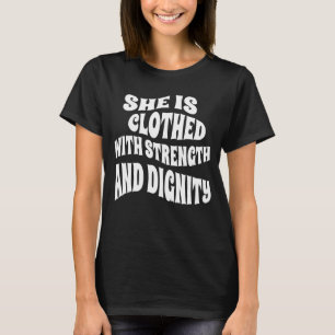 Camiseta Ela está vestida com força e dignidade