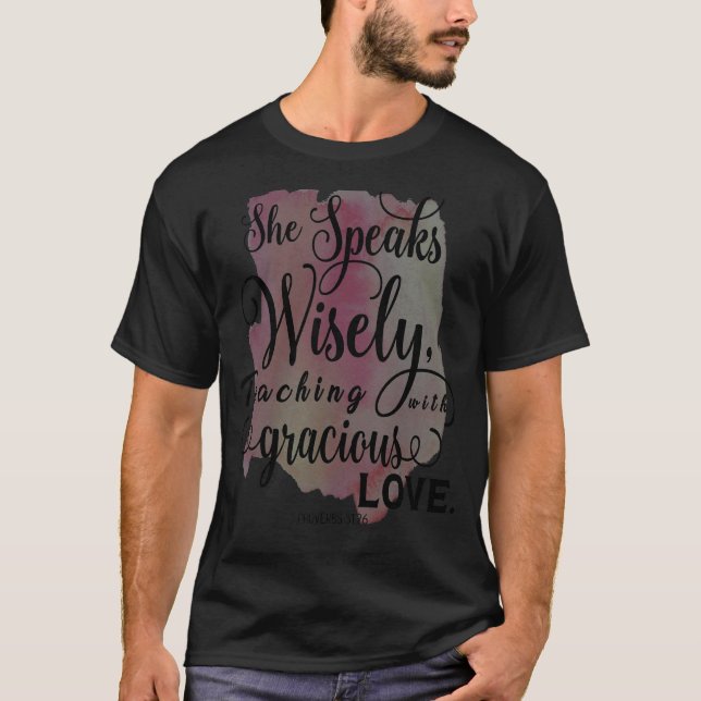 Camiseta Ela Fala Sabidamente Ensinando Com Graciosa Mulher (Frente)