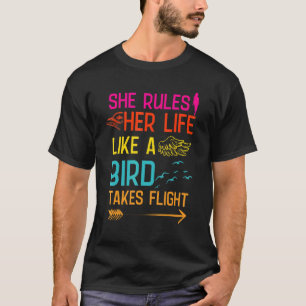 Camiseta Ela governa sua vida como um pássaro em voo observ