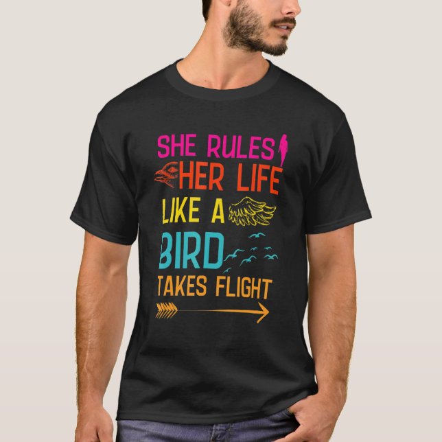 Camiseta Ela governa sua vida como um pássaro em voo observ (Frente)