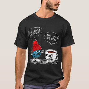 Camiseta Ela Me Ama Mais Fios De Crochet E Café Engraçado