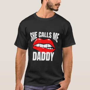 Camiseta Ela Me Chama De Humor Pai Por Um Humor