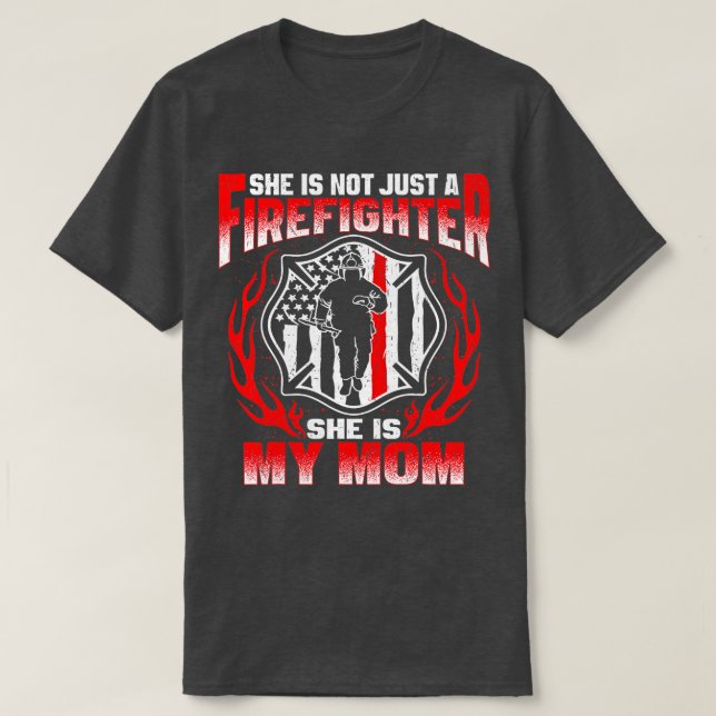Camiseta Ela Não É Apenas Uma Bombeiro Ela É Minha Mãe (Frente do Design)