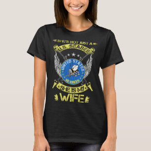 Camiseta Ela Não É Apenas Uma Veterana Do Seabee Dos EUA El