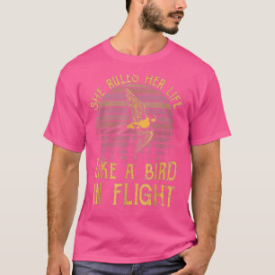 Camiseta Ela Rege Sua Vida Como Um Pássaro Em Voo