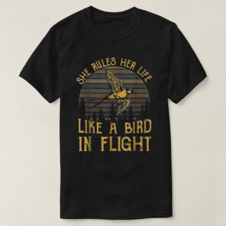 Camiseta Ela Rege Sua Vida Como Um Pássaro Em Voo