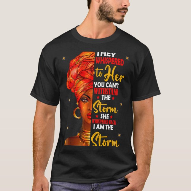 Camiseta Ela Sussurrou De Volta Eu Sou A Tempestade Históri (Frente)