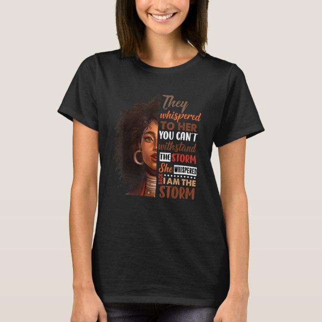Camiseta Ela Sussurrou de Volta Eu Sou a Tempestade Mês da  (Frente)