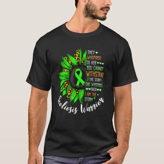 Camiseta Ela Sussurrou Que Eu Sou O Guerreiro Da Scoliose D (Frente)