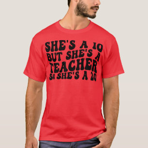 Camiseta Ela tem 10 anos, mas ela é professora e ela tem 20