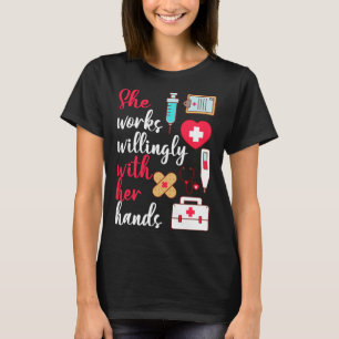 Camiseta Ela Trabalha Com A Enfermeira De Mãos, Dizendo