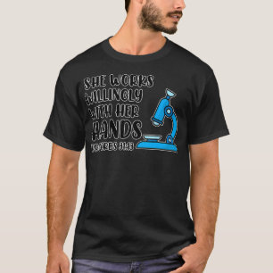 Camiseta Ela Trabalha Com as Mãos Alunos de Medicina Doutor