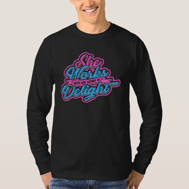 Camiseta Ela trabalha com as mãos com prazer  Linha e agulh (Frente)