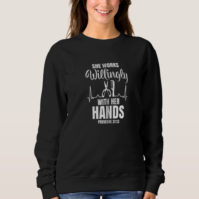 Camiseta Ela Trabalha Com Discernimento Com As Mãos (Frente)