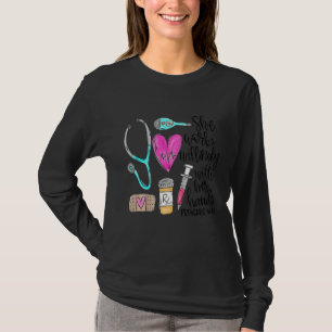 Camiseta Ela Trabalha Com Discernimento Com As Mãos
