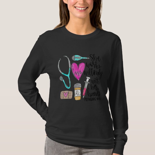 Camiseta Ela Trabalha Com Discernimento Com As Mãos (Frente)