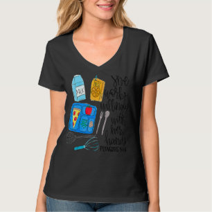 Camiseta Ela Trabalha Com Discernimento Com As Mãos, Almoça