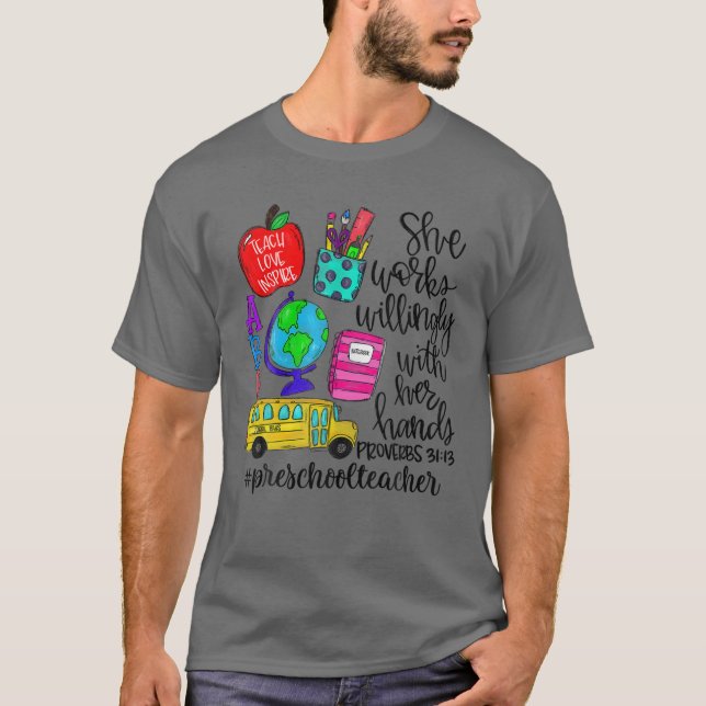 Camiseta Ela Trabalha Com Discernimento Com Suas Mãos (Frente)