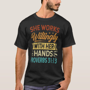 Camiseta Ela Trabalha Com Disposição Com As Mãos Provérbios
