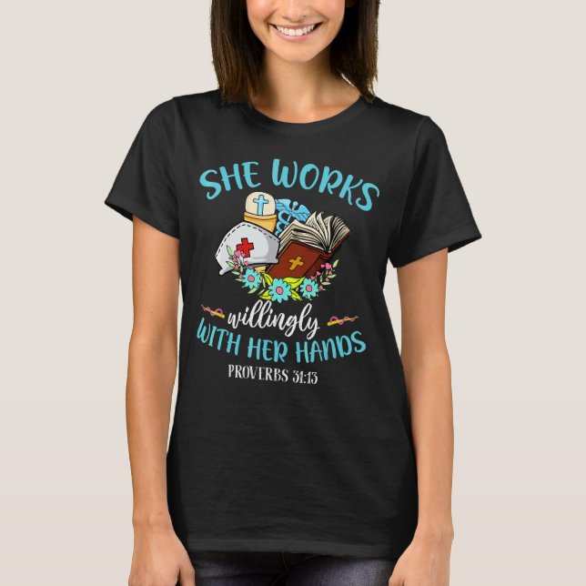 Camiseta Ela Trabalha Com Disposição Com As Mãos Provérbios (Frente)