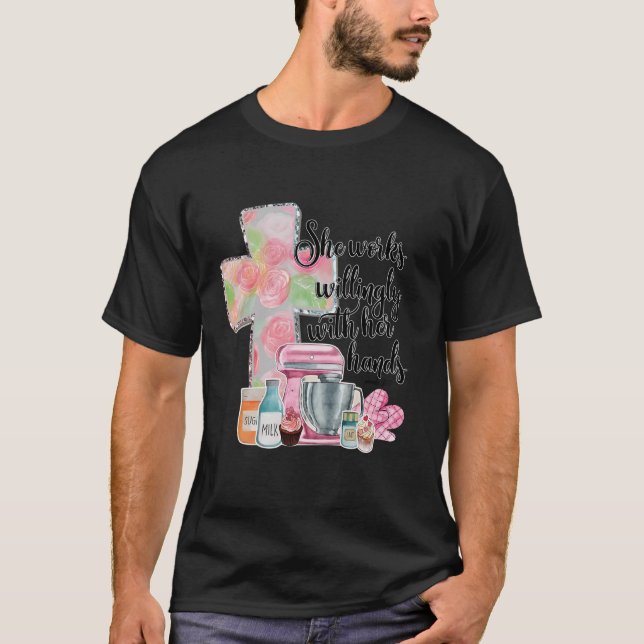 Camiseta Ela Trabalha Com Disposição Com As Mãos, Proverbs  (Frente)