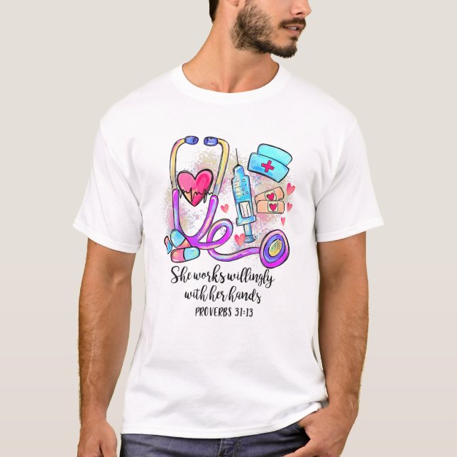 Camiseta Ela Trabalha Com Disposição Com As Mãos Proverbs 3 (Frente)