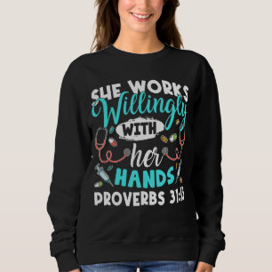 Camiseta Ela Trabalha Com Disposição Com As Mãos Proverbs 3