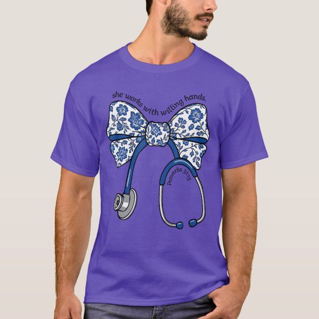Camiseta Ela Trabalha com Mãos Dispostas Provérbios 31 13 C (Frente)