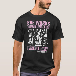 Camiseta Ela Trabalha Com Vontade Em Medicina De Laboratóri