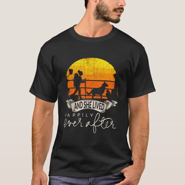 Camiseta Ela Viveu Feliz Sempre Depois De Acampar Cachorro  (Frente)