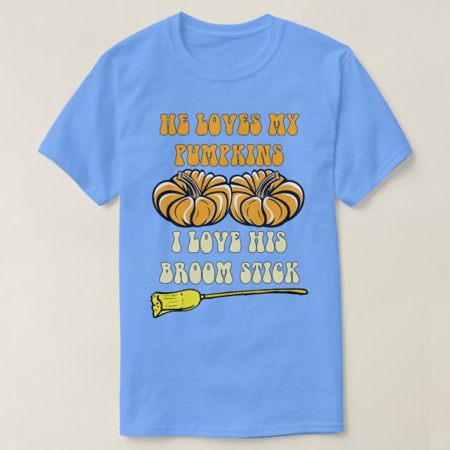 Camiseta Ele Ama Os Meus Pumpkins Adoro A Sua Vassoura Engr (Frente do Design)