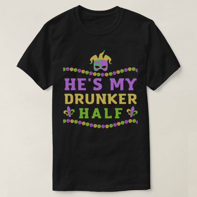 Camiseta Ele É Meu Casal Mardi Gras Engraçado. (Frente do Design)