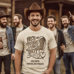 Camiseta Ele é o Casando do Festa de Bachelor do Cowboy Oci<br><div class="desc">Celebrar com a despedida de solteiro do futuro,  com essas camisetas bonitas. O design de corte rústico contém uma inscrição antiga,  "Ele é Casando!",  com uma bota de cowboy ocidental e uma corda de lasso formando uma forma cardíaca. Há espaço para o nome dele e a data do evento.</div>