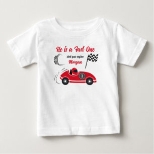 Camiseta Ele é um Carro de Corrida Vermelho Festivo de Aniv