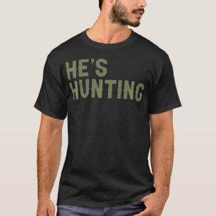 Camiseta Ele Está Caçando Arte De Esposa Engraçada Para A C
