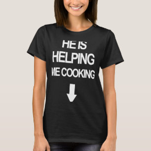 Camiseta Ele está me ajudando a Cozinhar Engraçadas mulhere