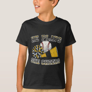 Camiseta Ele joga, ela vibra alto orgulhoso beisebol e porr