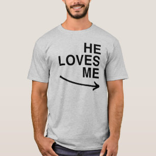 Camiseta Ele me ama (à direita).