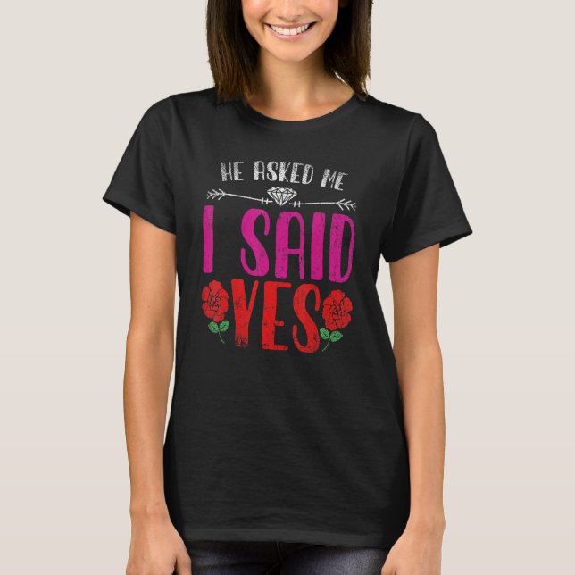 Camiseta Ele Me Perguntou Que Eu Disse Sim, Rosas Recenteme (Frente)