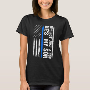 Camiseta Ele não é apenas um policial. Ele é meu filho, pol