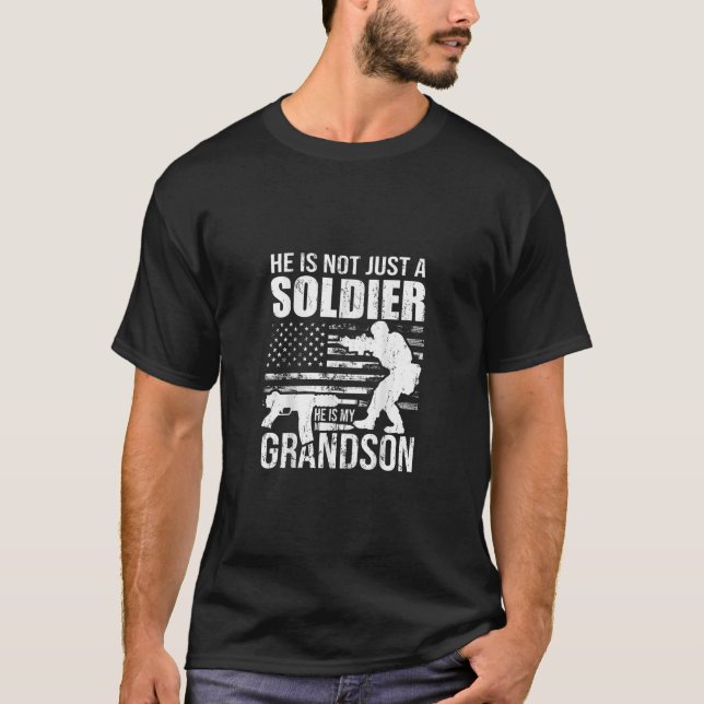 Camiseta Ele Não É Apenas Um Soldado. Ele É Meu Avô Present (Frente)