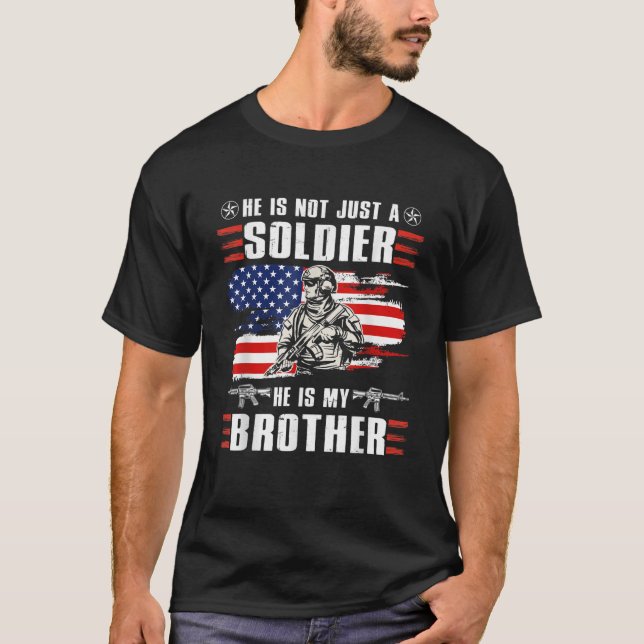 Camiseta Ele não é apenas um soldado. Ele é meu irmão Améri (Frente)